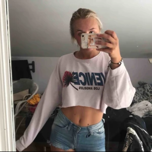  - Croppad lila hoodie med tryck