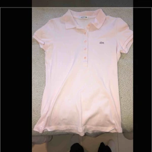  - Passar S. Har använt en gång. Jätte bra skick. Skrynklig pågrund av att den alltid legat i en låda