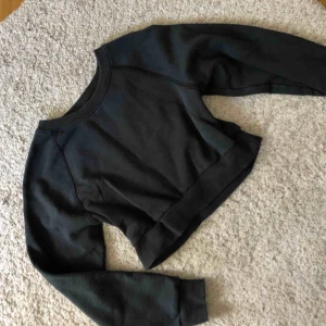  - Mörk mörk mörk mörk blå croppad tröja från bikbok 🦍