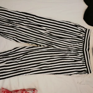  - Randiga loose byxor från Monki. Lite höga i midjan och större längre ner 