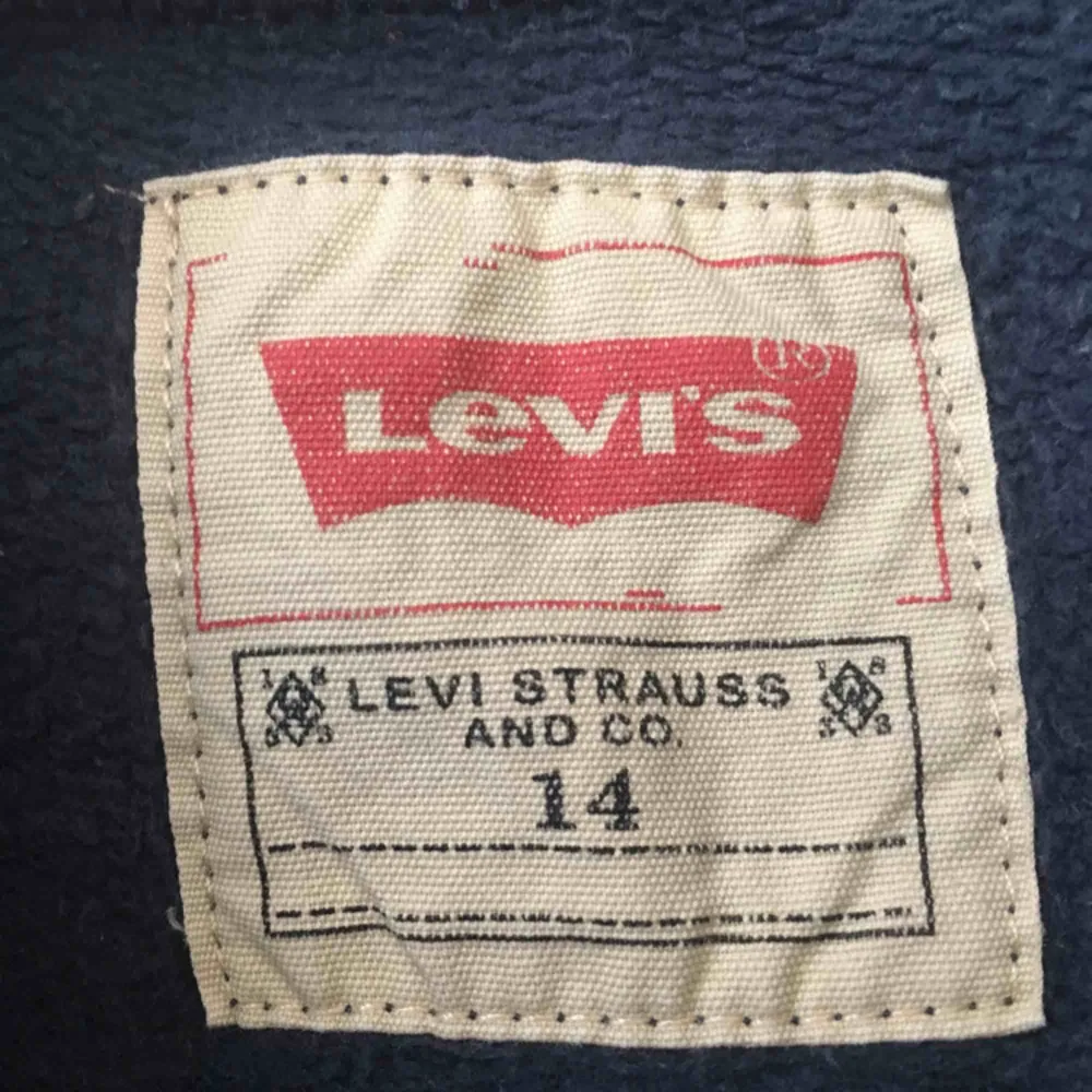  Levis tröja som är i bra skick i storlek 14 för barn (kille) men kan användas som en XS tröja för dam!. Tröjor & Koftor.