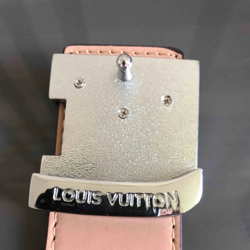 Louis Vuitton bälte AA+ Säljer två styckna det ena är 110cm och det andra är 120cm och frakten står jag för. Köper man båda får man dom för 900kr obs bara ett kvar. Accessoarer.
