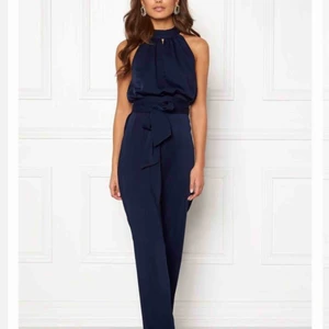  - Marinblå byxdress från bubbleroom, aldrig använd , väldigt snygg 