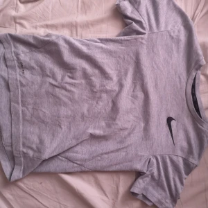  - Träningströja Grå Tvättas innan köp 50kr + frakt 