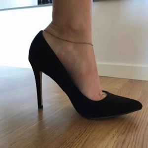  - Svarta stilrena klackskor som passar till allt, vad alla behöver i sin garderob. Använda ett par tillfällen, men vill bli av med dem därav det låga priset. ✨Köp 3, betala för 2✨