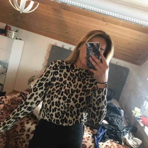  - Snygg leopardmönstrad blus från Gina Tricot i storlek 34. Använt ett fåtal gånger! Köparen står för frakt. 