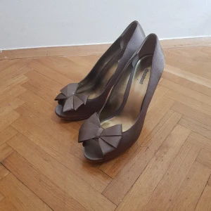  - Klackar köpta på Deichman för två år sen. Färgen är jättesnyggt och passar med de flesta länningar. Använda fast ser ändå jättebra ut. Storleken är 41. Priset kan diskuteras och köparen betalar för frakt. Tveka inte om du har några frågor 🧡🧡