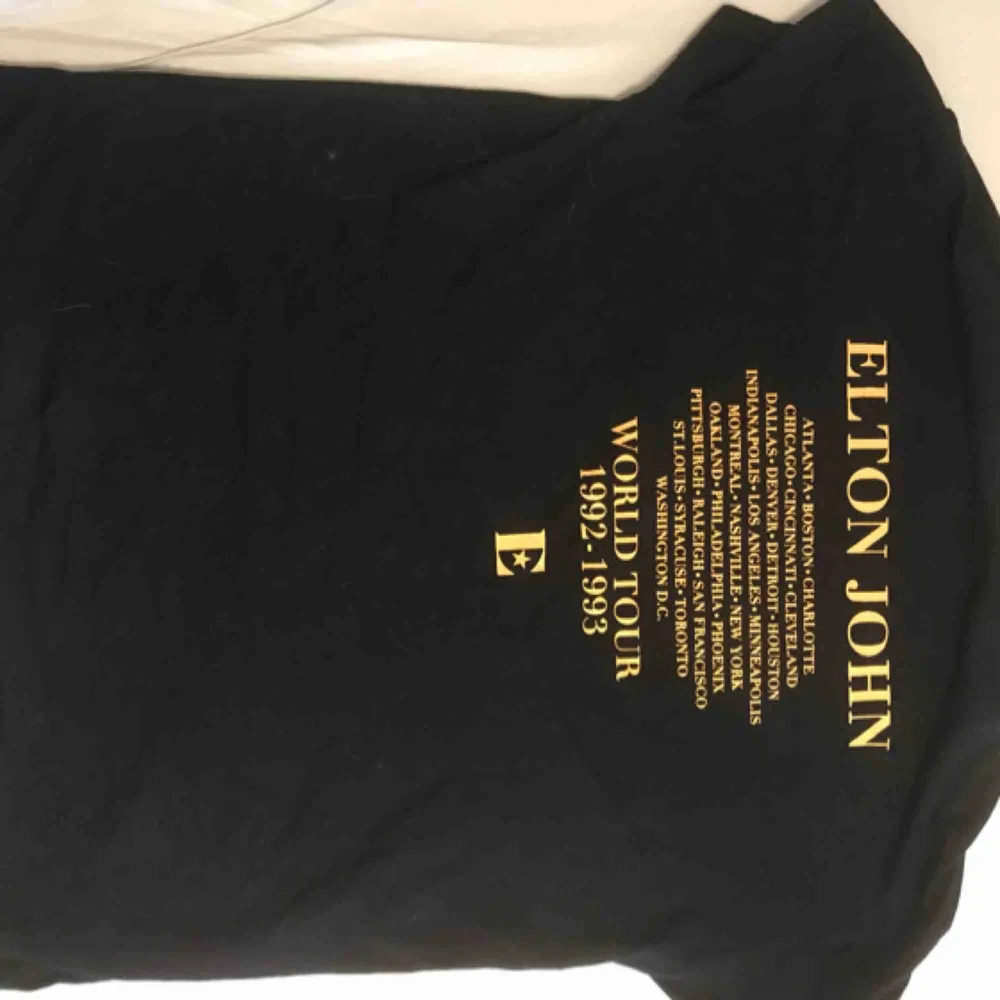 Elton John tröja ifrån Zara. T-shirts.