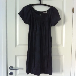 Söt "flammig" och smårutig klänning, aldrig andvänd - Söt "flammig" och smårutig klänning, aldrig andvänd