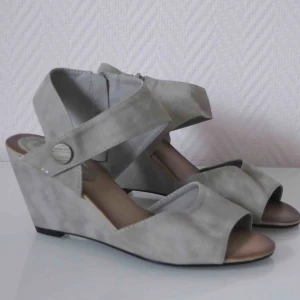  - Grå kilklack i matt läderimitation. Fint skick! 