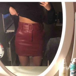  - vinröd skinnkjol från zara. aldrig använd, strl 36. FRI FRAKT! jag möts även upp i Gävle🍒