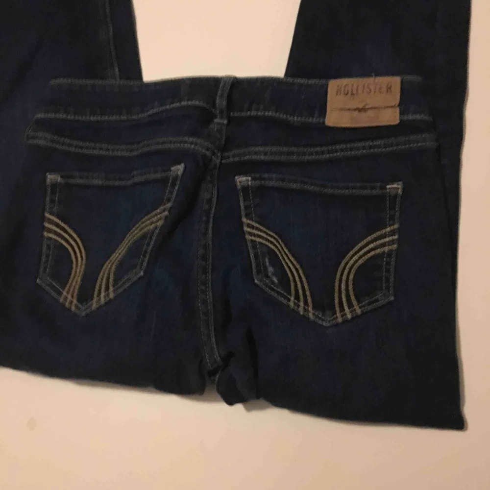 Säljer mina hollister jeans de har blivit för små! . Jeans & Byxor.