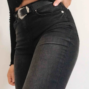  - Riktigt snygga washed out svarta jeans i skinny mom modell. Sjukt sköna då de är stretchiga.  (De är inte så ljusa på den sista bilden)