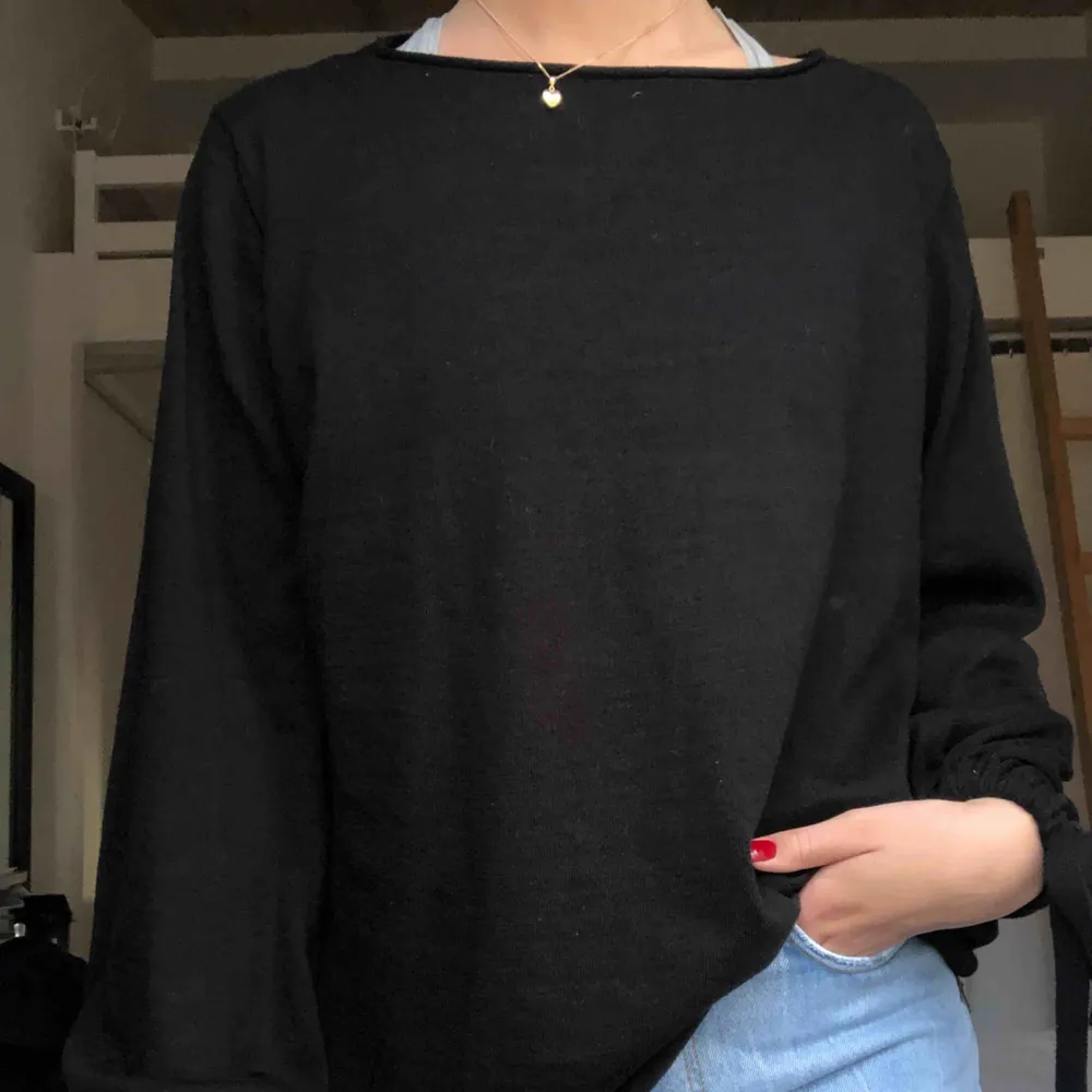 Fin svart tröja från Zara med fina detaljer i form av band längst ut på ärmarna. Använd fåtal ggr.  Jag står för frakt!. Tröjor & Koftor.