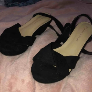  - Svarta fina klackskor.  Väldigt fina men passar tyvärr inte mig längre. Köpta från din sko tror jag, använda men mycket fint skick. Har en klack samt ett band man knyter vid smalbenet