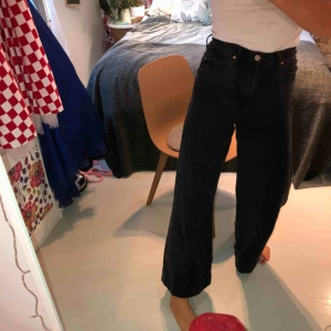  - Bekväma jeans från River Island. Inköpta för 600kr och använda i endast en månad. Köparen står för frakt, även öppen för uppmöte i Stockholm. :)