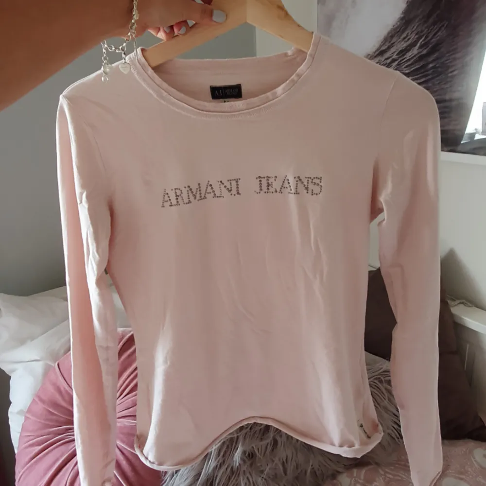 Ljus rosa Armani jeans tröja. Frakt 36kr Betalning via swish . Toppar.