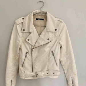  - 🌈 GÖR TOTALRENSNING AV JACKOR PGA FLYTT 🌈    Basic skinnjacka i vit med silverdetaljer. I använt skinn men fortfarande fräsch.   Kan mötas upp i Uppsala, Stockholm eller fraktas.
