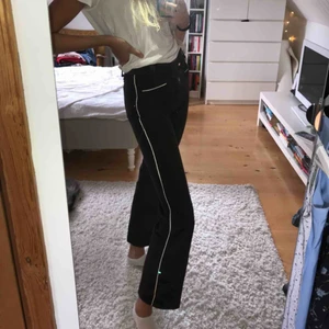  - Supersnygga vintage bruna manchester byxor, dock oklar storlek men gissar på 32/34 men ostretchiga. Köpta på secondhand 🤠 