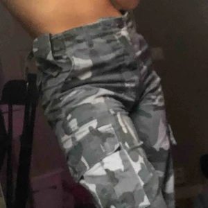  - Grå/blåa cargopants ifrån kombatUK köpa på ”från ö till a” i stockholm