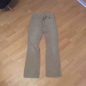  - Ett par utsvängda Manchester byxor från Levis i bra skick. De är hyfsat små i strl skulle säga XS-S, de har en mer beige färg än på bilderna!!! De hade spruckit vid rumpan, har därmed sytt ihop hålet. Kan skicka bild vid intresse!