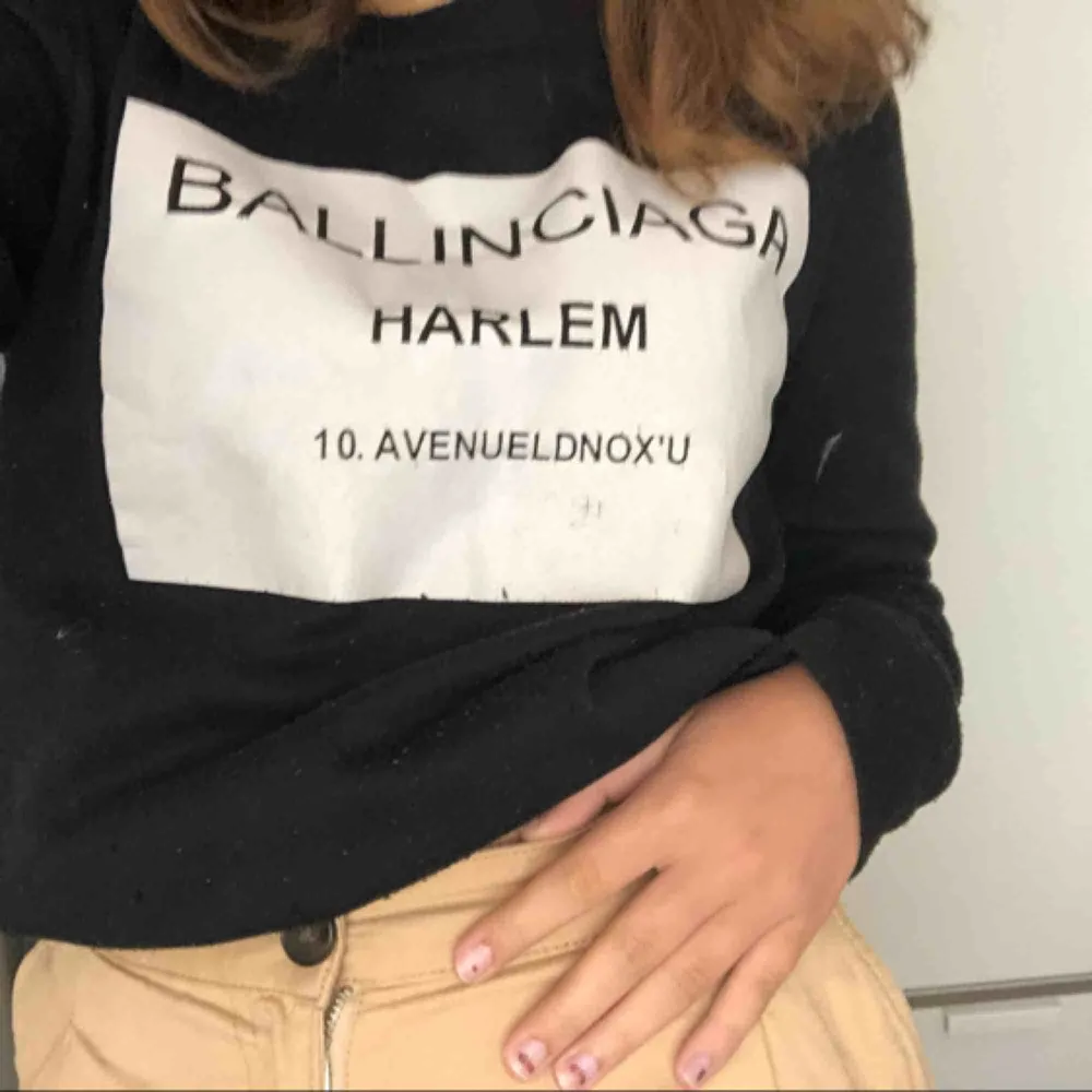 En fake Balenciaga sweatshirt . Tröjor & Koftor.