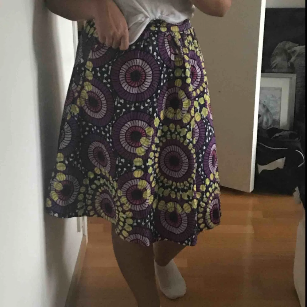Halvlång kjol från Lindex i ett coolt mönster.  Skulle säga att den är normal i storleken. . Kjolar.