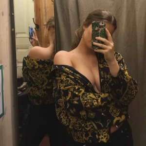  - vintage kofta/jacka från beyond retro i stockholm! den är relativt lång i armarna så på bilderna har jag kavlat upp dem. 