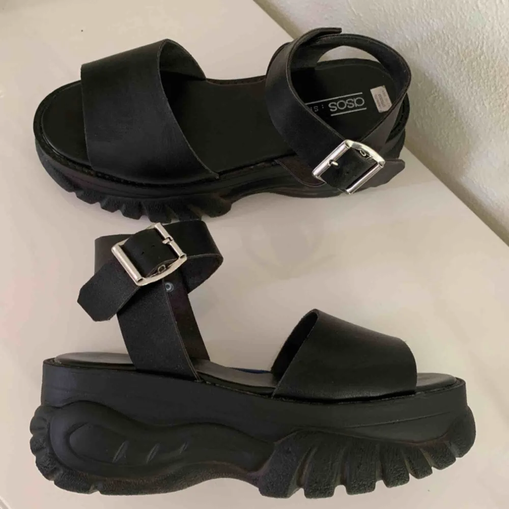 Coola sandaler med platåsula, använda en gång. Köparen står för frakt 🌹. Skor.