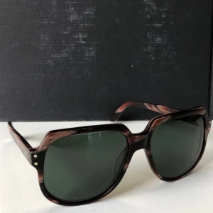  - Solglasögon från märket Hyde’s, modell no14 Juan maclean. Fint skick, knappt använda! 