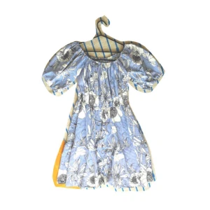  - Vackert fall, tunt tyg och ett ursnyggt mönster gör denna till en dröm i sommar!