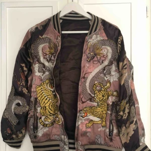  - Superfin jacka från Zara köpt för några år sedan som går att vända ut och in för att ändra utseendet. Säljs på grund av att jag får för lite användning av den men är i bra skick!