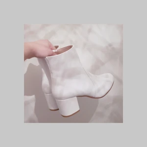  - Helt nya klackar som kompletterar alla outfits. Dom sålde slut 2 gånger och nypriset var 499 kr 