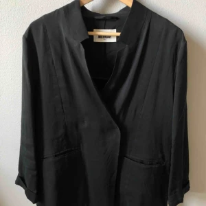  - Kavaj från weekday i storlek small. Går både att ha den öppen eller stängd med två ”gömda” tryckknappar.