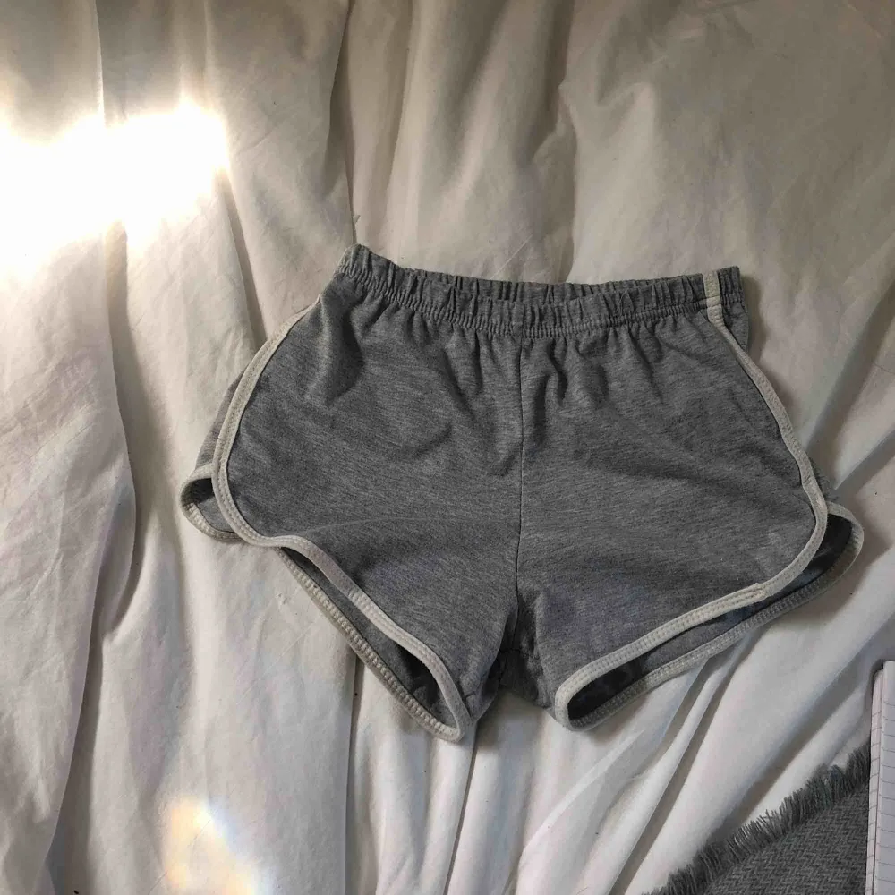 Gråa mjukis shorts står S i dem men skulle säga mera en XS, kan därför tyvärr inte ha dem, provade men aldrig använda 😊. Shorts.