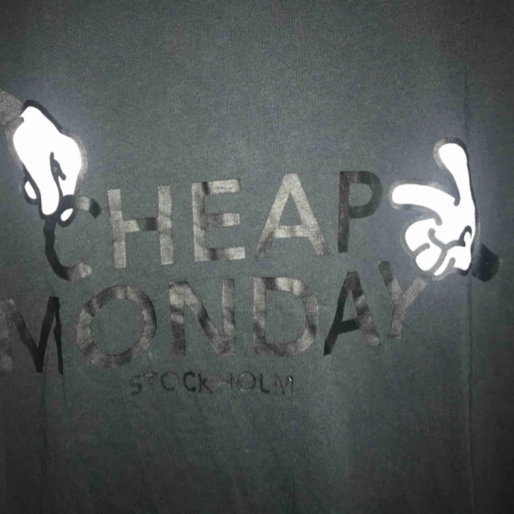 T-shirt från cheap monday. 10kr + frakt. Kan mötas upp i tranåsområdet och i Sthlm. . T-shirts.