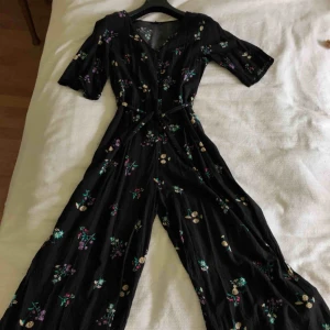  - Blommig jumpsuit från Monki. Köpt förra året och använd en gång. Säljer den pga den är för liten. Möts upp i Stockholm, annars betalar kunden frakt. Jag tar endast swish, inga kontanter. 