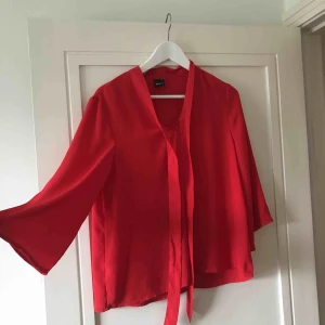  - Ginatricot blus med utsvängd arm. Storlek 36. Helt ny frakt 20 kr 