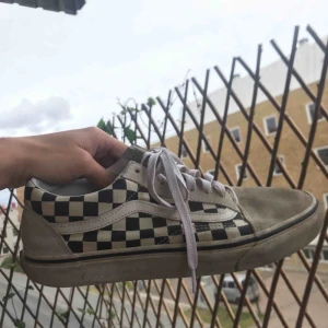  - Vans old skool checkerboard i storlek 42. Helt okej skick. Fler bilder kan skickas vid intresse
