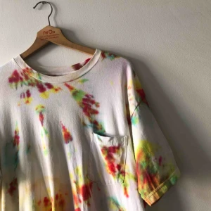  - Batiktröja äldre. Kan hämtas i Uppsala eller skickas mot fraktkostnad 