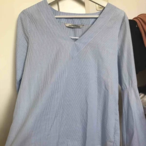  - Blus från Zara i storlek XS men är lös i modellen så funkar som en S. Fint skick. Köpare står för frakt