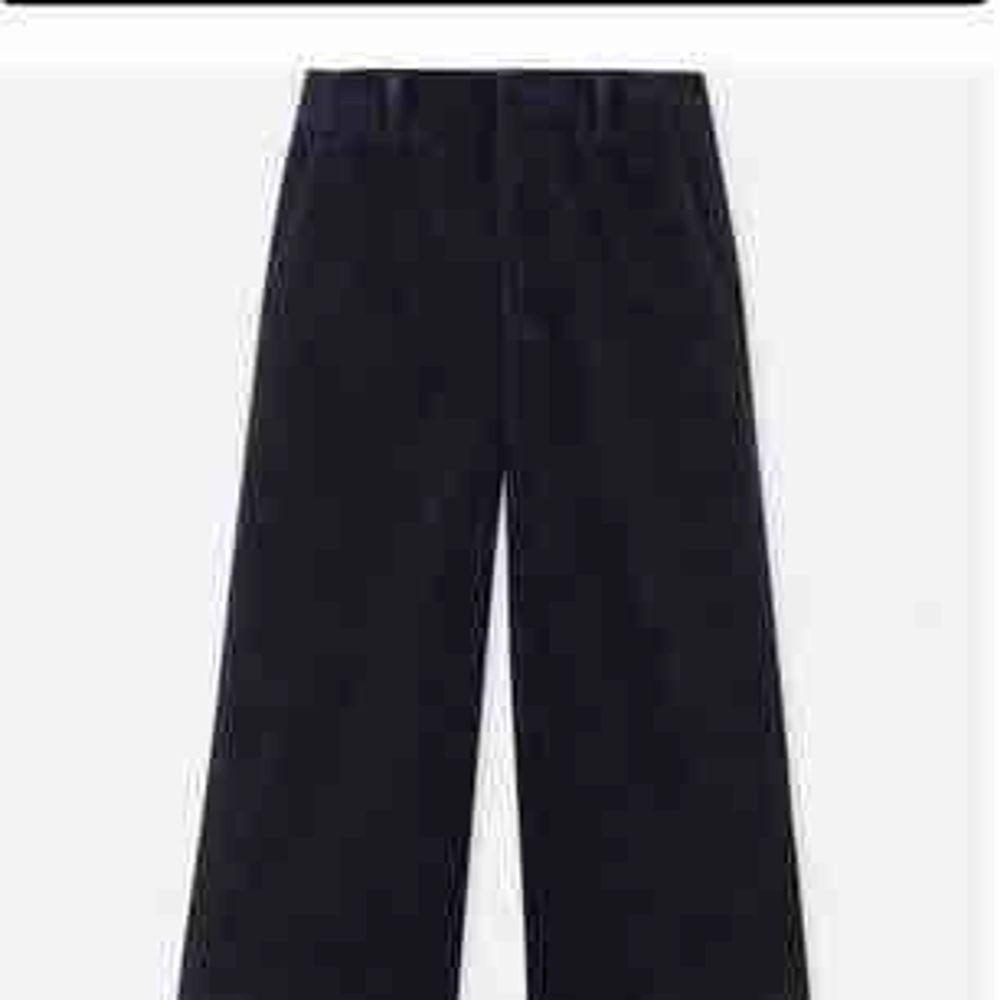 Säljer dessa manchesterbyxor från Uniqlo i färgen marinblå. Endast använda 1 gång pga för stora. (På hemsidan fanns inga bilder på hur de blåa sitter på) Vet inte längd men de är 66 cm i midjan. . Jeans & Byxor.