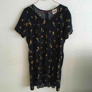  - Kortärmad klänning med mönster.   Köparen betalar frakt eller möter upp i Malmö. 