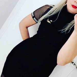 - Fin klänning ifrån Puma x Asos✨ Använd 1 gång, superfint skick👌 Märkt L, men liten i strl så den sitter som en M, formar kroppen fint. (Köptes för 500kr)
