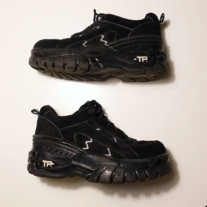  - Svinsnygga chunky skor. Står storlek 39 under skon, passar mig med stlk 38/39 Köpta här på plick, men jag har aldrig använt dem. Linningen/tyget har släppt lite precis inuti på sulan vid hälen,men inget som känns eller stör. Pris kan diskuteras, möts helst upp i stockholm.  🖤