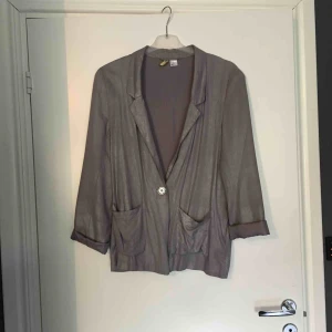  - Tunn silver/grå kavaj från HM. Lite oversize modell dock inte som en stl 40.