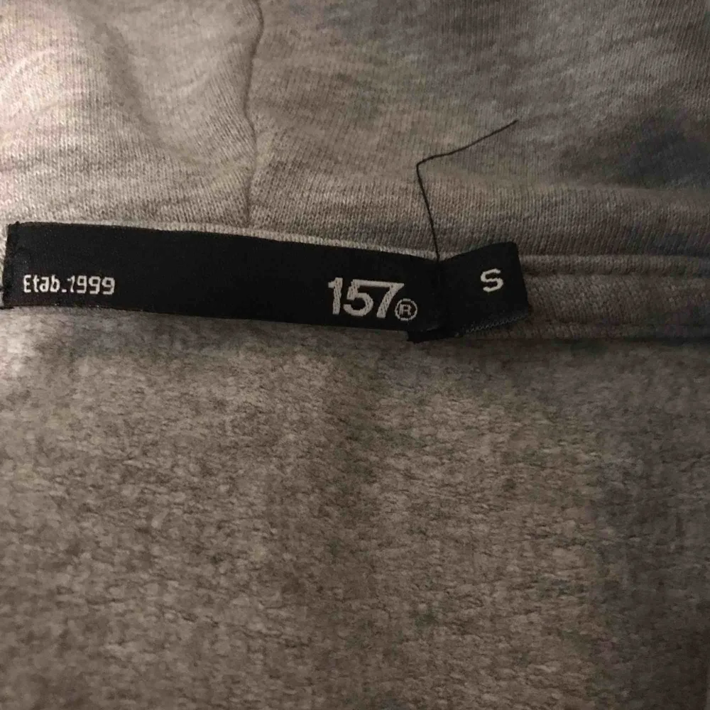 En vanlig grå hoodie från lager 157.Använd max 5 gånger.Den är ganska stor i storleken:).Köparen står för frakten!🥰. Hoodies.