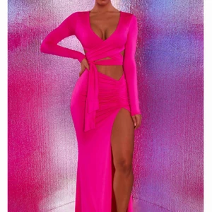 Oh polly set! - Nytt set med tags kvar från www.ohpolly.com. Kjolen är i storlek 36 medans överdelen är i storlek 40/42. Jag har bh storlek 65h/70j men det passade dessvärre inte därav får jag sälja vidare detta underbart snygga set!  Nypris för båda delarna är 700kr ca! Priset är 400kr inte 400 euro.