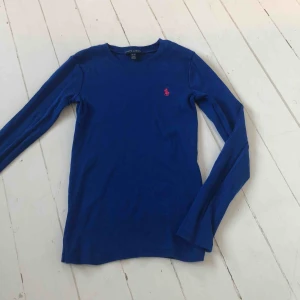  - En långärmad tröja från Ralph Lauren, ser ut som ny!!  Frakt tillkommer