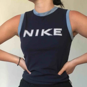  - Snyggt linne från Nike. Barnstorlek men passar mig som har XS/S. Köparen står för frakt🥰